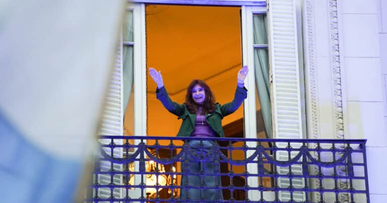 Por orden judicial, el Gobierno pagará la pensión de 15,6 millones de pesos a Cristina Kirchner, pero le quita la zona austral y aplica un descuento