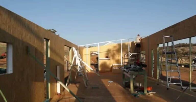 Vendieron todo y abandonaron la ciudad para construir una casa sustentable en el campo con paneles SIP y alimentada por energía solar