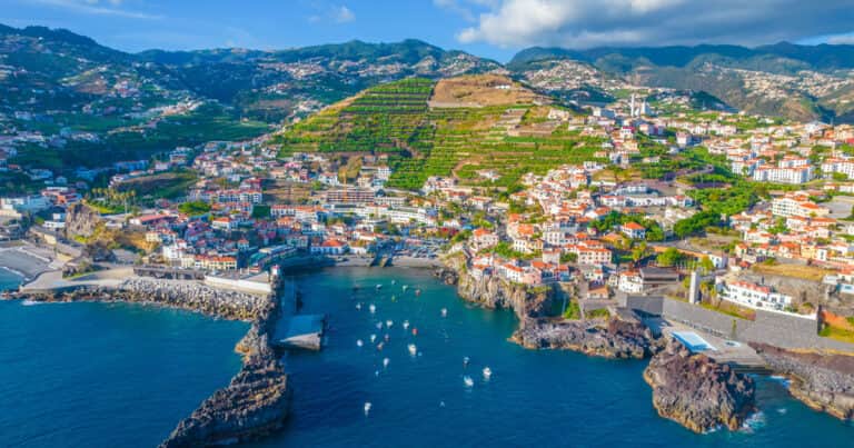 La ciudad europea que enamora a los mayores de 65 años: clima suave todo el año y jardines en flor