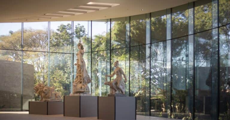 Luz y transparencia: el centro cultural proyectado por César Pelli en Jujuy ya exhibe la obra de Lola Mora
