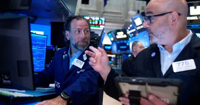 Los bonos reaccionan positivamente y el riesgo país baja un escalón a los 412 puntos luego del anuncio de Caputo