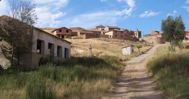 El pueblo español de apenas 40 habitantes que ofrece casa gratis, trabajo fijo y transporte escolar
