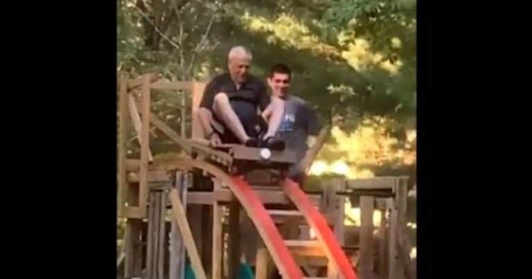 Le cumplió un sueño: un muchacho le construyó una montaña rusa a su abuelo