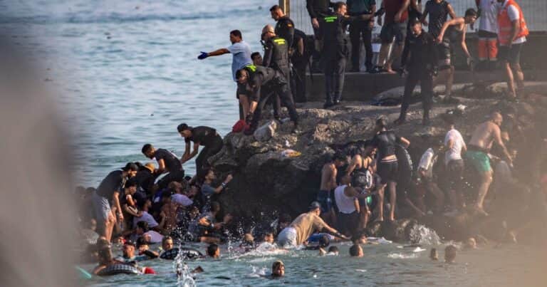 Avalancha migratoria: así fue en imágenes la entrada masiva de miles de marroquíes en Ceuta