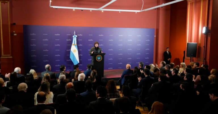 Milei vuelve a reunir a diputados y senadores de LLA con la apuesta de apurar los cambios en el Banco Central