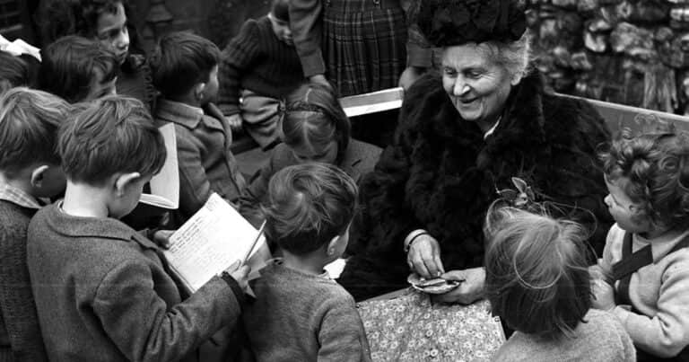 María Montessori, pedagoga italiana: «Sembrá en los niños ideas buenas, aunque no las entiendan; los años se encargarán de descifrarlas en su entendimiento»