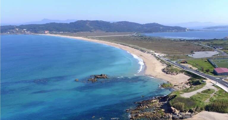 Este pueblo marinero de Galicia enamoró a Marta Sánchez: tiene playas paradisíacas y uno de los pueblos fortificados mejor conservados