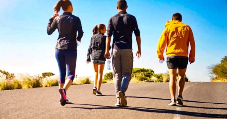 Confirmado por la ciencia: caminar una hora por día y hacer ejercicios de fuerza disminuye el riesgo de mortalidad