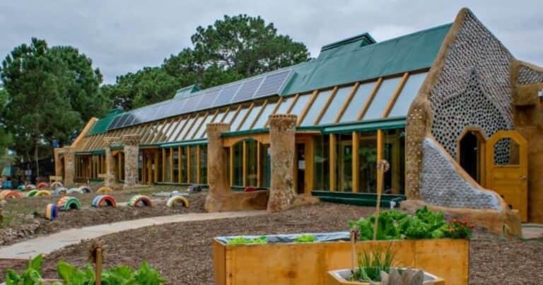 La vivienda construida con neumáticos que logra 20 °C constantes sin calefacción ni aire acondicionado