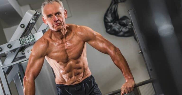 Después de los 50, Chris Zaremba, entrenador personal: “La técnica correcta importa más que completar las 20 repeticiones”
