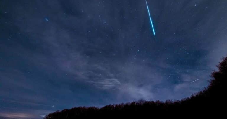 Lo que queda de julio en el cielo: cuándo ver dos lluvias de estrellas, la Luna del Ciervo y el encuentro con Venus