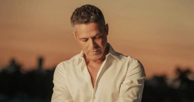 Alejandro Sanz, a los 57 años: «Me levanto sobre las 9, soy slow morning total. Las mañanas para mí son sagradas, hasta después de comer no hago nada. Desayuno en la cama, leo el periódico, entreno en el gimnasio, nado y como»