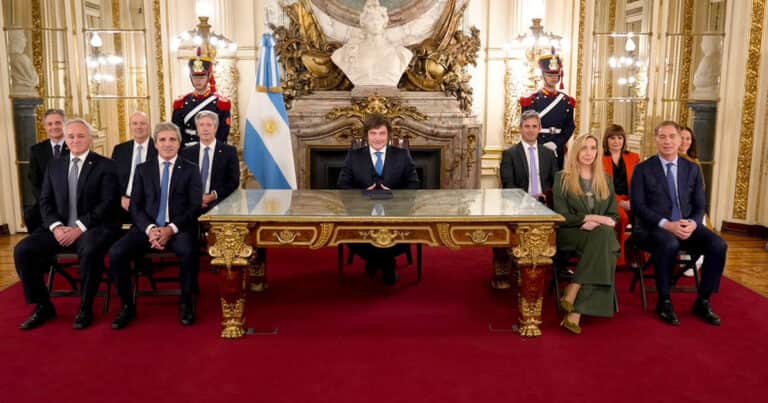 El Gobierno fija límites al gasto: si hay déficit, frenará pagos en el Estado y no emitirá dinero