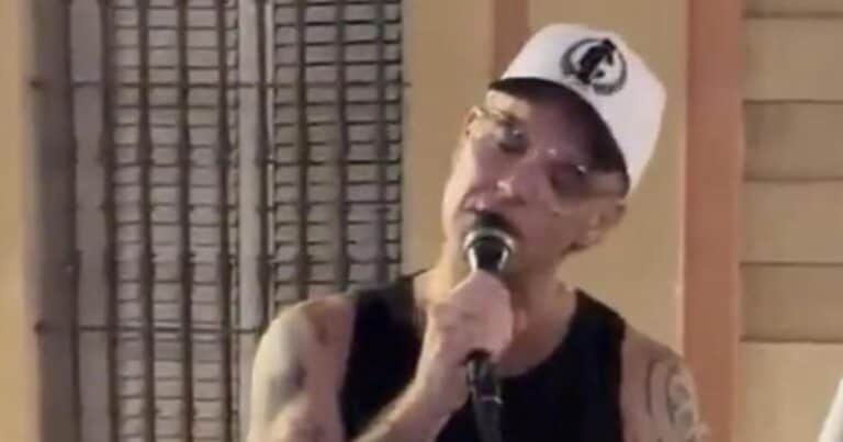 Sorpresa en medio de la noche: Robbie Williams hizo dúo con un cantante callejero