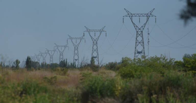 El Gobierno prorrogó la emergencia eléctrica y la alineó con la del gas