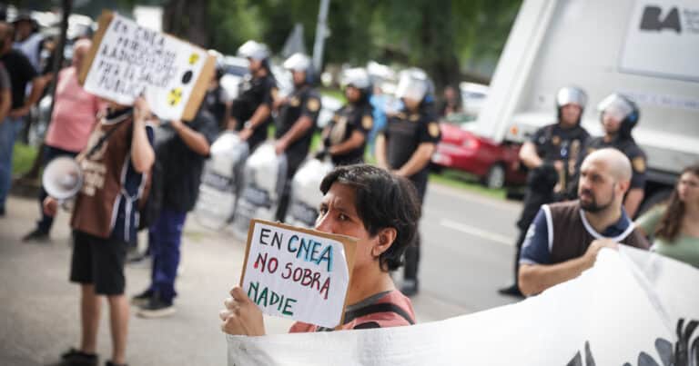 Mientras el Gobierno impulsa la privatización de proyectos nucleares, el sector atómico denuncia que atraviesa su peor crisis