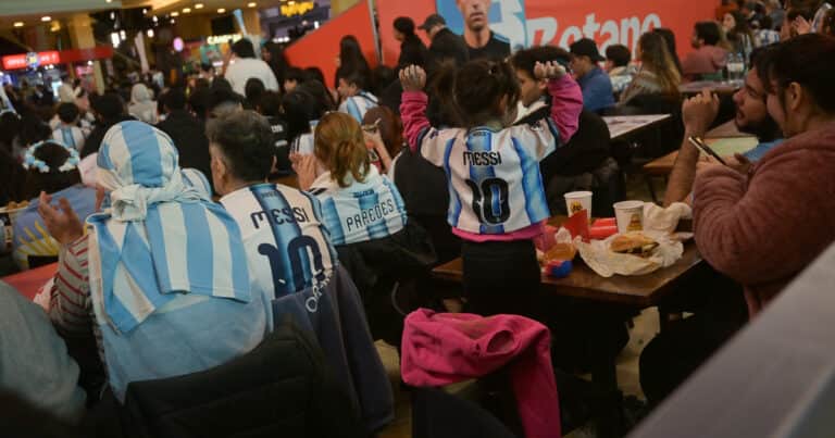 Efecto Mundial: explota la compra de picadas en la previa y se apagan los pagos con QR mientras juega la Selección