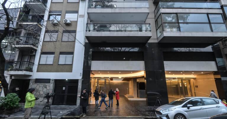 Inspeccionan el departamento de Jesica Cirio para determinar si allí filmó el video de los dólares escondidos en el vestidor