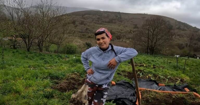 Tiene 27 años y dejó la gran ciudad para vivir en una aldea de manera sustentable: «Soy feliz»