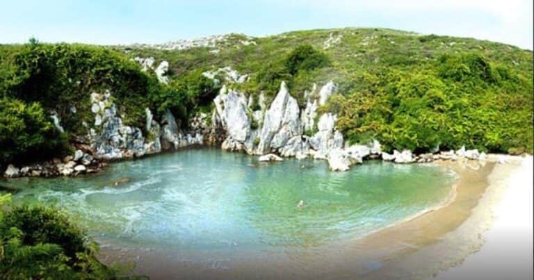 Gulpiyuri, la fabulosa playa que es la más pequeña del mundo y no tiene salida al mar