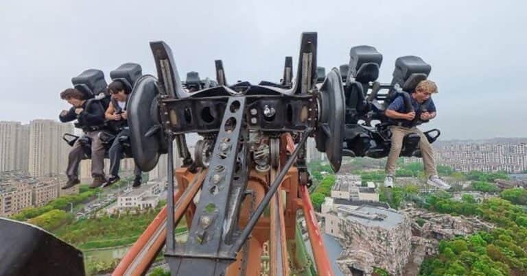 Una vuelta en video en Dinoconda, la montaña rusa más aterradora del mundo