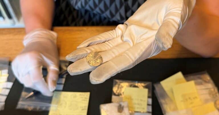 Revelan cuántas monedas contiene hasta el momento el mayor tesoro numismático de la época vikinga hallado en Noruega