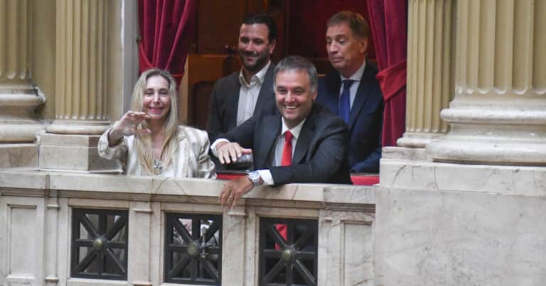 Dólares en efectivo, una herencia millonaria y propiedades: qué declaran en sus patrimonios Santilli y los otros jefes del Gabinete tras el escándalo Adorni