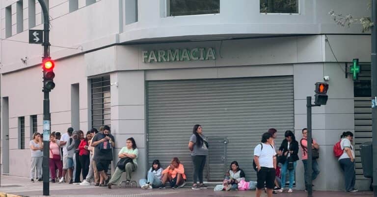 El empleo formal volvió a caer en abril y solo se salvaron dos sectores de la economía