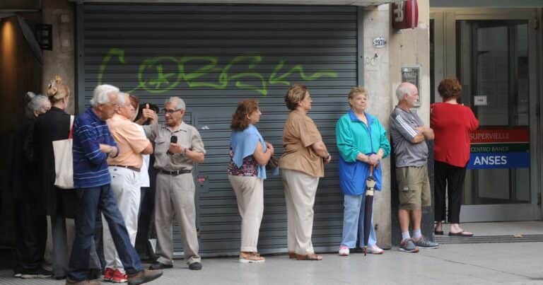 “Feminizada y envejecida”: cómo cambió la población porteña en la Ciudad según un informe oficial