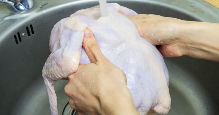 ¿Hay que lavar el pollo antes de cocinarlo? Esto recomiendan los expertos en seguridad alimentaria
