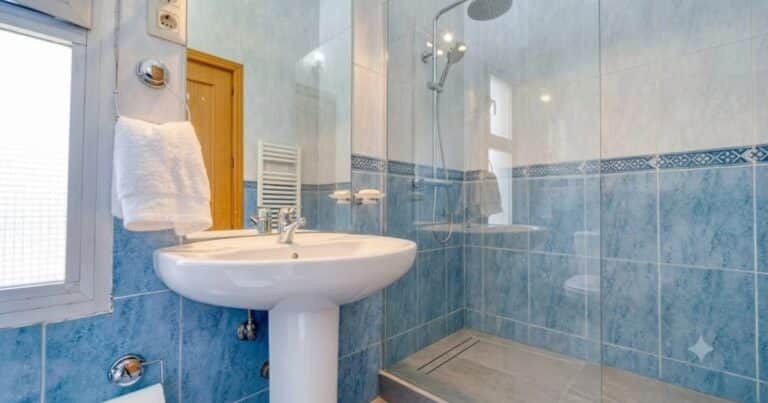 Adiós al plato de ducha: la nueva tendencia de baño que lo reemplazará por completo
