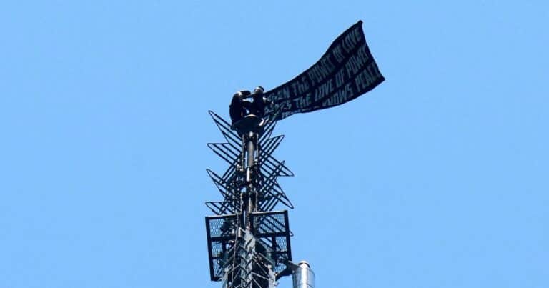 Una famosa pareja de escaladores trepó a la cima del Empire State: hubo propuesta de matrimonio y un mensaje de paz y amor