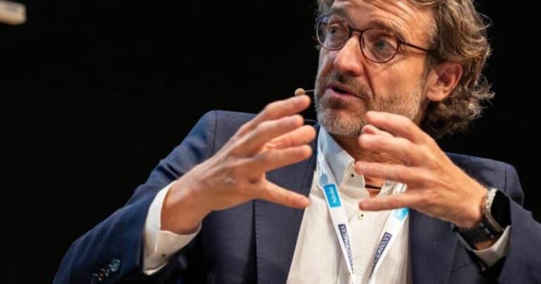 Javier Albares, médico: “Una siesta no permite recuperar las horas de sueño perdidas, pero sí ayuda a aliviar las consecuencias del cansancio acumulado”