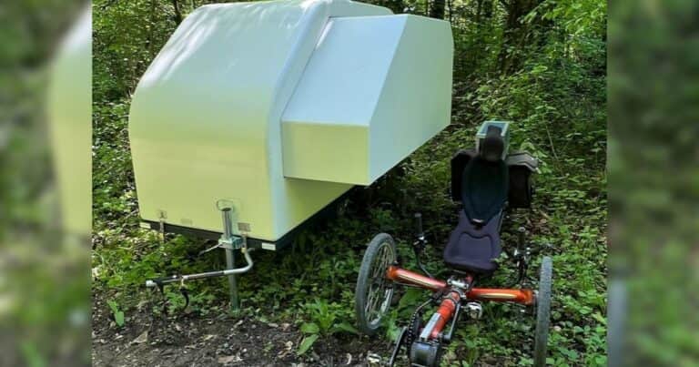 Crearon una minicaravana para bicicletas de solo 52 kilos que se amplía al acampar y tiene cama para dos y baño