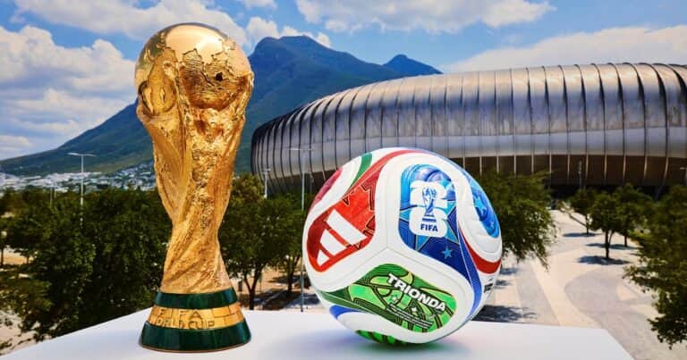 Por qué los balones del Mundial no pueden ser llevados por los hinchas cuando caen en las tribunas