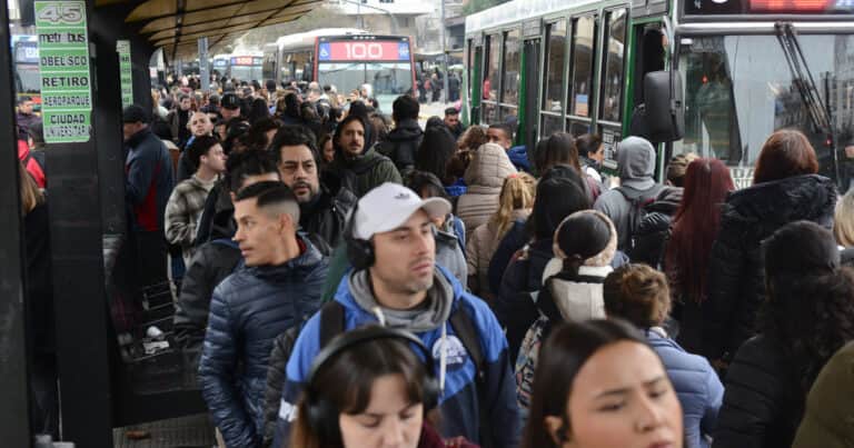 La carrera entre inflación y salarios: según un informe del Gobierno, un grupo de gremios grandes tuvo caídas mayores a 10%