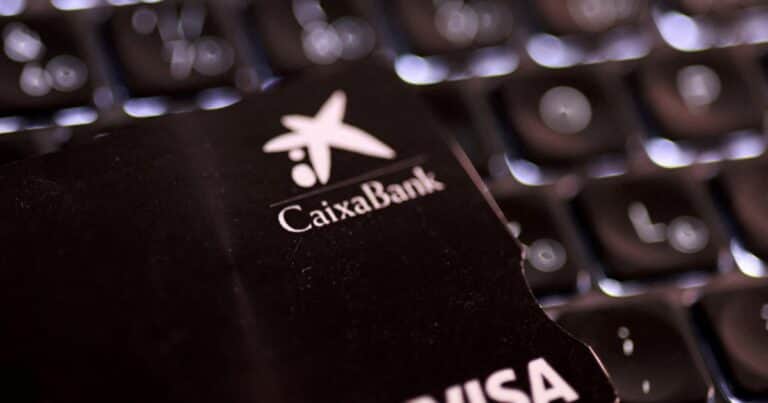 Despidieron a una directora de CaixaBank que cobraba 7.345 euros al mes: cerró la sucursal para ir a la peluquería y falseó su horario