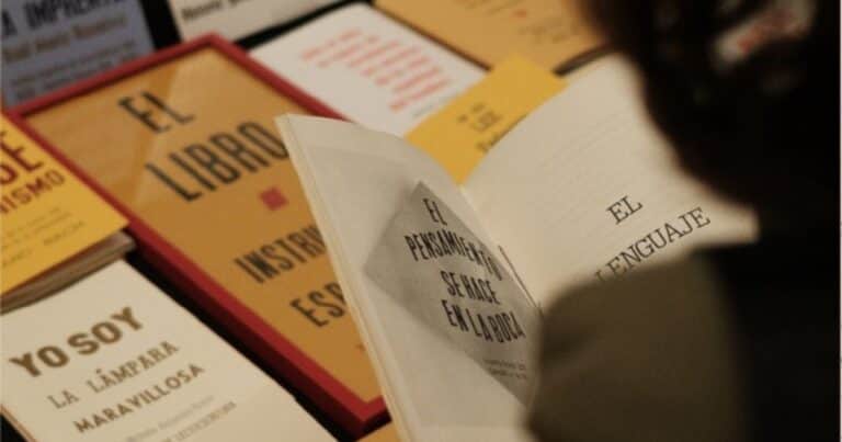 Libros raros, primeras ediciones y objetos de papel: la feria que llega a Recoleta