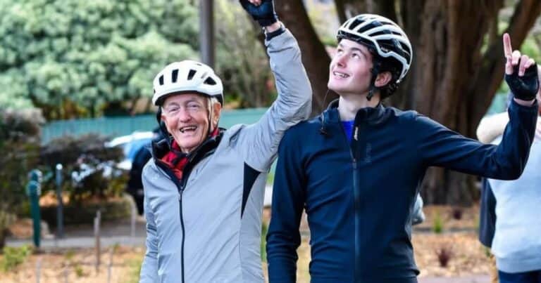 “Un incansable defensor”: con 82 años recorrió en bicicleta 5.300 kilómetros junto a su nieto y falleció al día siguiente de completar la hazaña