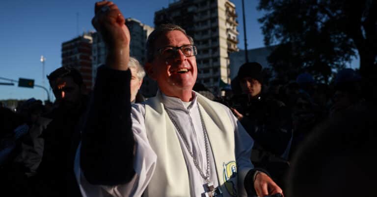 García Cuerva criticó al Gobierno e hizo un llamado a la sociedad en San Cayetano: «No decimos nada ante hermanos que revuelven la basura para comer»