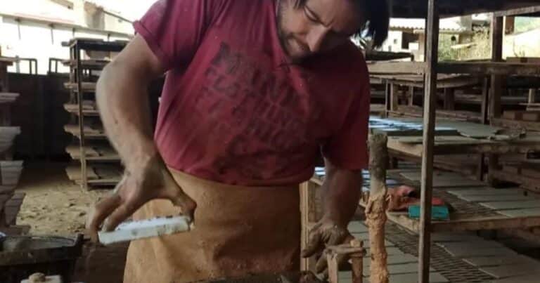 Jordi Aguilera, maestro artesano: «Soy la quinta generación y casi seguimos el mismo proceso de hace 150 años y trabajamos con el mismo horno, que es un agujero en la montaña»