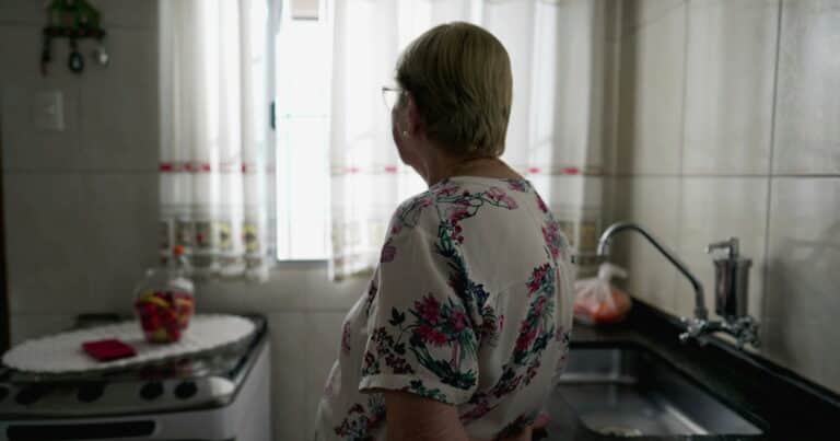 Tiene 88 años, quisieron hacerle «el cuento del tío», pero ella los engañó y logró que atraparan a los estafadores: el arresto fue transmitido en vivo