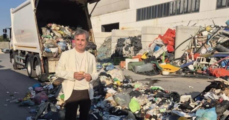 Tiró un billete de lotería a la basura sin saber que había ganado un millón de euros y los recolectores lo ayudaron a recuperarlo
