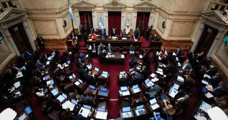 Senado: el oficialismo aprobó la ley que acelera desalojos pero tuvo retirar otro capítulo para evitar una derrota