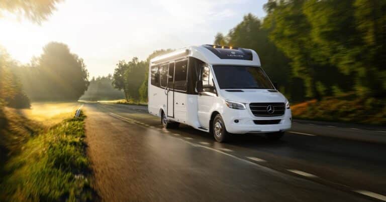 La autocaravana canadiense que destaca por su distribución revolucionaria y su ventanal panorámico