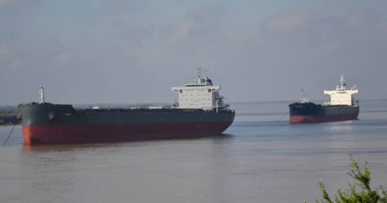 Un paro sorpresivo en los puertos frena el comercio de granos y de combustibles