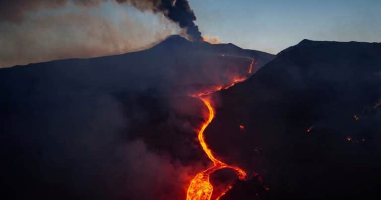 Lava, ceniza y turismo de riesgo: la erupción del Etna desborda a los guías y cierra el aeropuerto