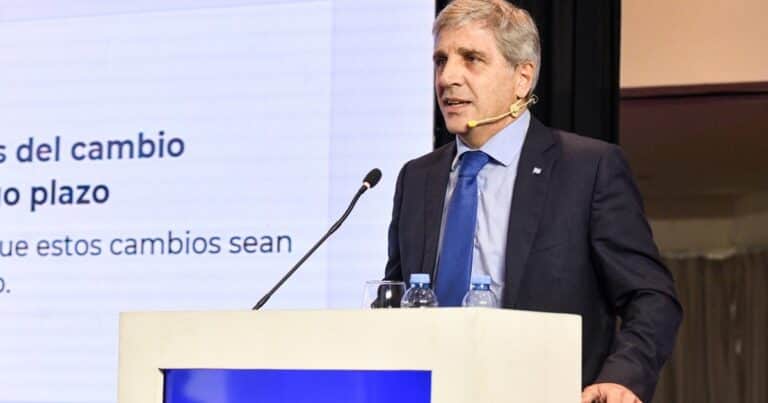 Caputo defendió el modelo económico y cuestionó a los «tarados que hablan de la industria»: «Pagábamos todo 10 veces más caro»