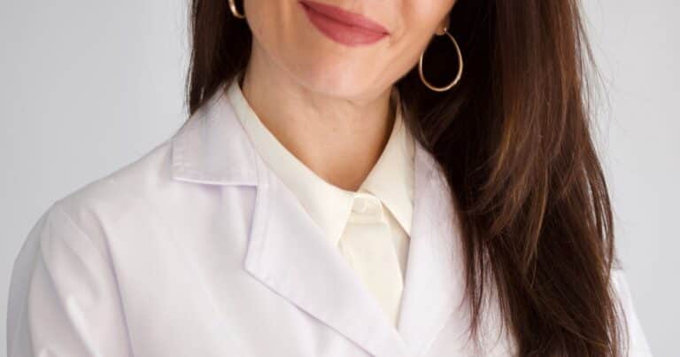 Helena Rodero, farmacéutica: «Aplicar el acondicionador en seco antes del champú, de medios a puntas, es recomendable para los cabellos delicados y sin brillo”