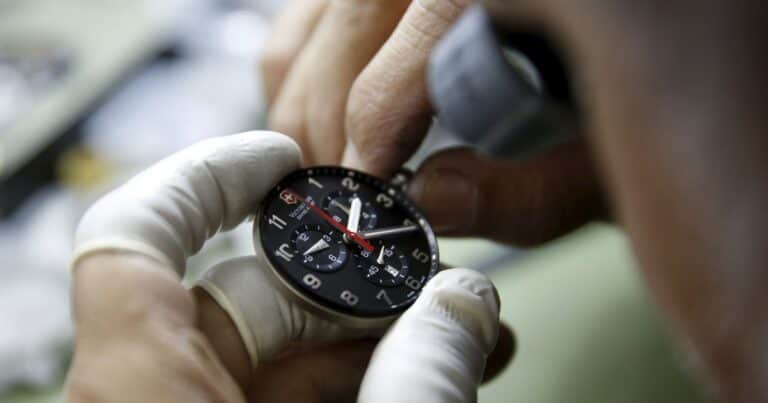 Un maestro relojero con 40 años de experiencia explica cómo cuidar un reloj para que dure toda la vida: «Se estropean por falta de conocimiento»